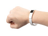 Силиконовый браслет Brisky с металлическим шильдом, белый с нанесением логотипа
